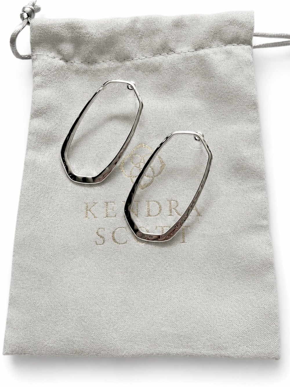 Kendra Scott Zorte Open Hammered Frame Earrings, Sliver Tone NWT - Picture 3 of 3